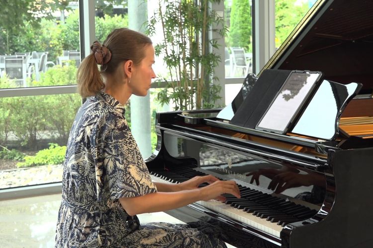 Anna Sutyagina plays the original modern piano composition by Ryan Collis
