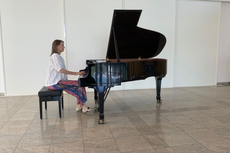 Anna Heller plays "Cosmic Love" by Man-Ching Yu Donald from his suite in tonal and minimalist style "Streams of Consciousness" for piano (2022 - 23).